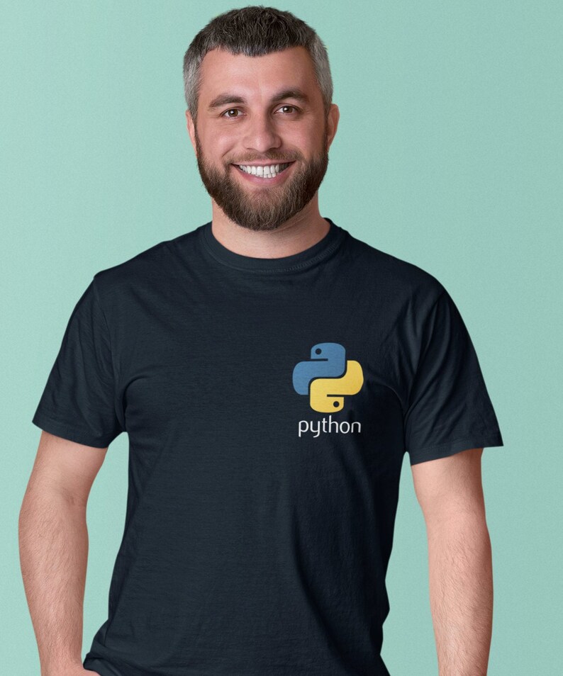 以下が含まれることがあります： 黄色のPythonのロゴとロゴの下に「python」という文字が印刷された濃い青色のTシャツです。