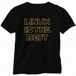 Peut inclure: T-shirt noir avec l'inscription jaune "LINUX IS THE BEST". Le texte est centré et stylisé. Le t-shirt a un col rond et des manches courtes. Le design est simple et audacieux.