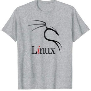 Peut inclure: Un t-shirt gris avec un logo Linux noir représentant un dragon stylisé et le texte "Linux" en noir avec un "i" rouge.