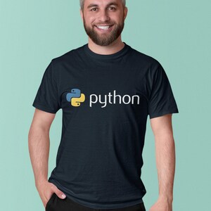 Op de afbeelding: Een donkerblauw t-shirt met een wit python-logo en het woord "python" in wit.