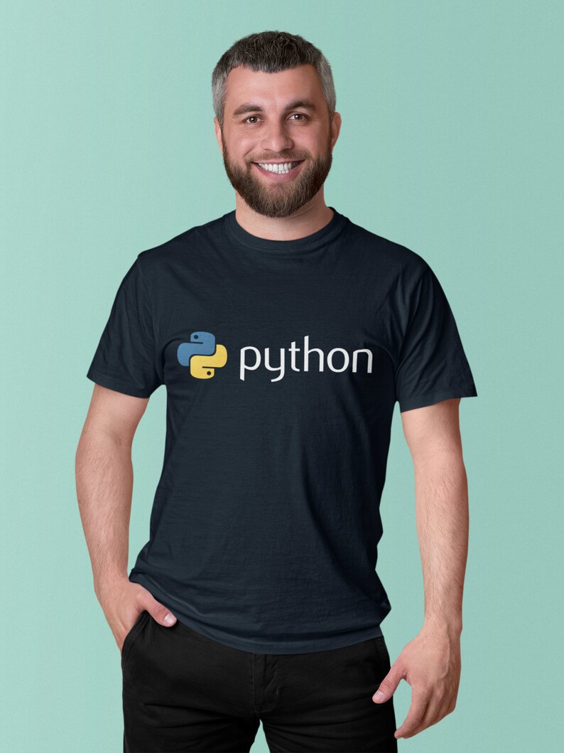 Op de afbeelding: Een donkerblauw t-shirt met een wit python-logo en het woord "python" in wit.