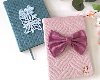 Personalisiertes gefüttertes A5 Samt Journal, benutzerdefiniertes Hardcover Notizblock mit Schleife oder Blume, niedliches Notizbuch Einzigartiges Geburtstagsgeschenk für sie, Bücherwurm