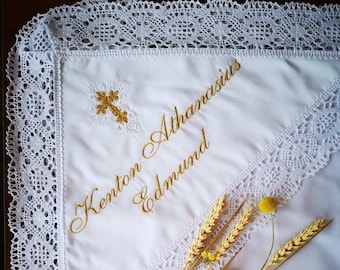 Personalisierte Taufdecke: Weiße Baumwollspitze Taufdecke und Outfit