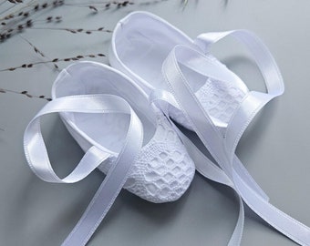 Sapatinhos de Batizado Personalizados: Sapatinhos de algodão branco com renda para bebê, ideal para batizado de menino ou menina.