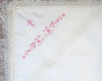 Manta de bautizo rosa con bordado floral: Toalla de bautizo de algodón personalizada A31