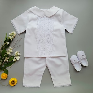 Personalisiertes Tauf-Outfit: Weißes Baumwoll-Segen-Set mit Spitzen-Booties