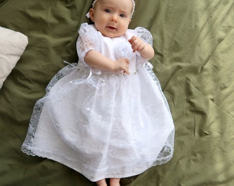 Abito in pizzo di cotone bianco per bambina: set per dedica al battesimo