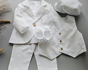 Completo da battesimo per neonato in tela di iuta bianca con giacca, gilet, pantaloni, cappellino e scarpine.