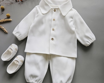 Completo da battesimo per neonato in velluto lattiginoso: cappellino e scarpine per la benedizione del neonato.