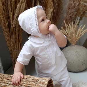 Gepersonaliseerde doopoutfit babyjongen: wit katoenen pak, muts en deken
