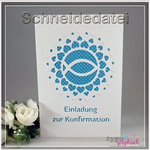 Puede incluir: Tarjeta blanca con un símbolo de pez azul y blanco rodeado de un círculo de corazones blancos. El texto "Einladung zur Konfirmation" está impreso debajo del símbolo.