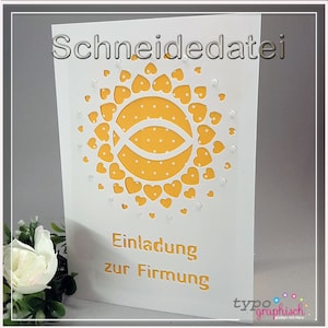 Könnte beinhalten: Weiße Karte mit einem gelben Kreis, in dem sich ein weißes Fischsymbol und ein weißer Kreis mit weißen Punkten befinden. Der Kreis ist von weißen Herzen umgeben. Die Karte trägt oben den Schriftzug "Schneidedatei" und unten "Einladung zur Firmung".