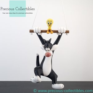 ¡Extremadamente raro! Figura grande vintage de Tweety Bird y Sylvester Cat. Viene en caja original. Coleccionable Looney Tunes. ¡Solo 1 en stock!