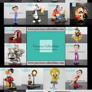 Puede incluir: Una colecci&oacute;n de figuras de personajes de dibujos animados, que incluyen a Mickey Mouse, Piol&iacute;n, Bugs Bunny y Betty Boop. Las figuras se muestran sobre un fondo blanco con la direcci&oacute;n del sitio web "www.precious-collectibles.com" y el texto "Precious Collectibles" en un cuadro azul.