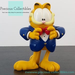 Extremely rare! Vintage Garfield statue. Designed by Peter Mook, produced by Rutten in the 1990s. Dressed for succes ;).