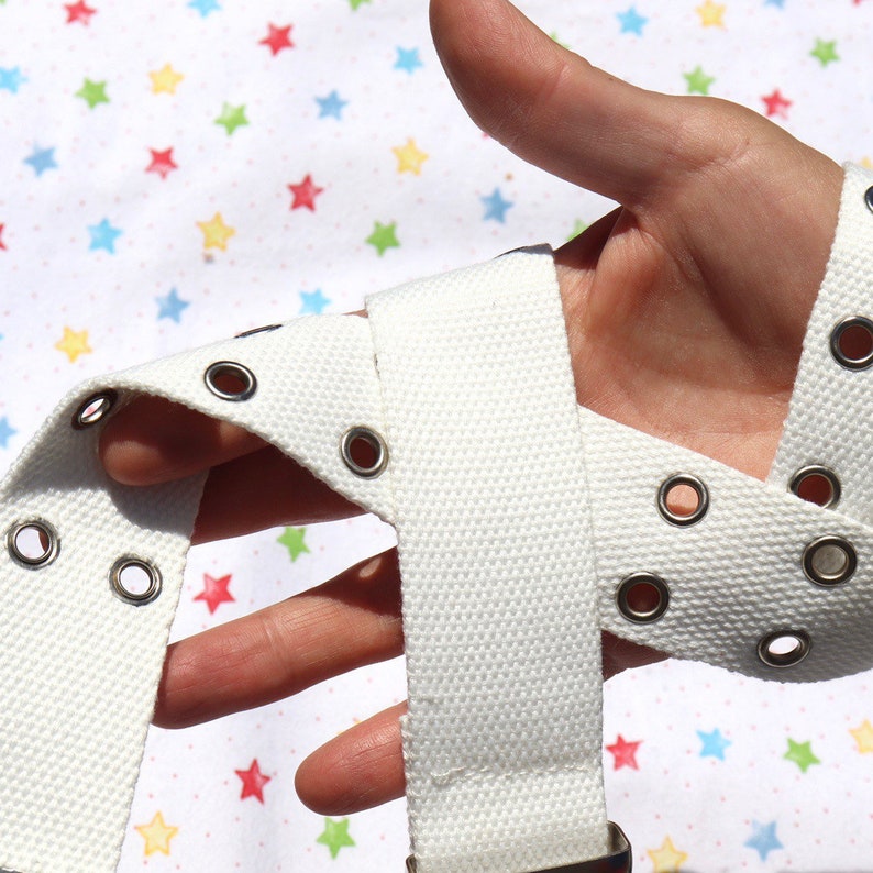White grommet belt