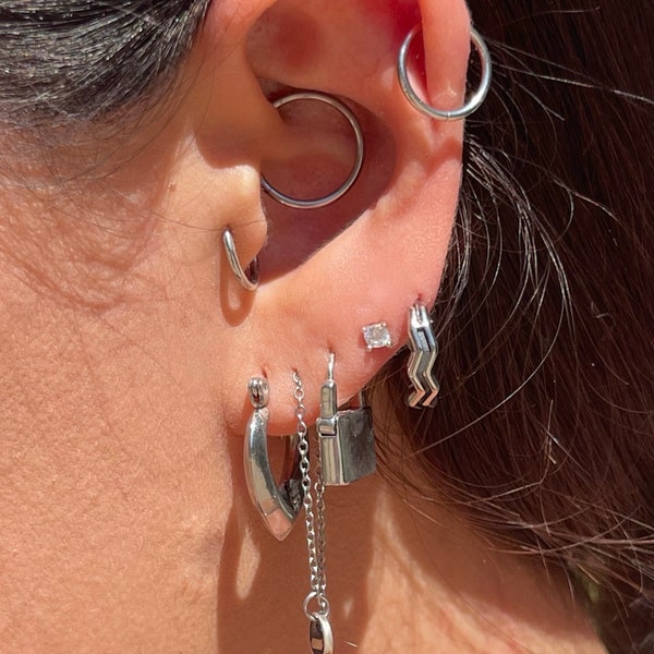 Boucles d’oreilles Zig Zag Hoop, Petits Cerceaux, Bijoux de corps, Bijoux gothiques, Cerceaux en acier inoxydable, Cerceaux argentés, Cerceaux minimalistes, Émail noir