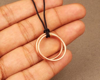 Halsband med dubbelring i ren koppar, minimalistisk svart snöre och justerbar kedja