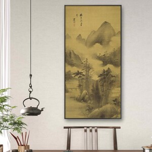 Op de afbeelding: Een ingelijst zwart-wit inkt schilderij van een berglandschap met een mistige achtergrond. Het schilderij is op een beige achtergrond met zwarte kalligrafie tekst in de linkerbovenhoek. Het schilderij hangt aan een witte muur.