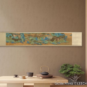 以下が含まれることがあります： 山、木、水のある風景を描いた横長の巻物画。絵はシンプルな木製の額縁に収められ、壁に飾られている。