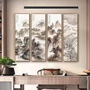 以下が含まれることがあります： 山、木、水を描いた伝統的な中国の墨絵の風景画が、縦長の額装で4枚セットになっています。それぞれの絵は異なる風景を描いており、山、木、水などが繊細な筆致で描かれています。全体として、落ち着いた色調で、ミニマルなスタイルの絵画です。