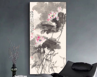Könnte beinhalten: Ein Schwarzweiß-Tuschbild von Lotusblumen mit rosa Akzenten. Das Bild ist gerahmt und hängt an einer grauen Wand.