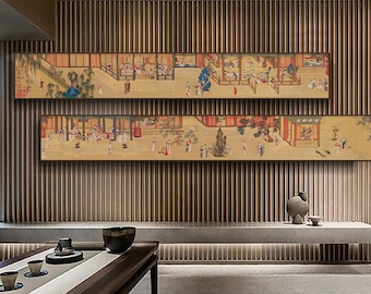 Op de afbeelding: Twee lange, horizontale rollen die scènes van mensen in een traditionele Chinese tuin voorstellen. De rollen zijn gemonteerd op een muur met een houten paneel achtergrond.