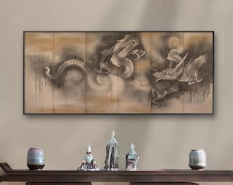 Op de afbeelding: Een ingelijste zwart-witprint van een Japanse draak in een wervelende wolk. De print wordt getoond aan een muur boven een donkerhouten plank met drie kleine porseleinen beeldjes en twee keramische vazen.