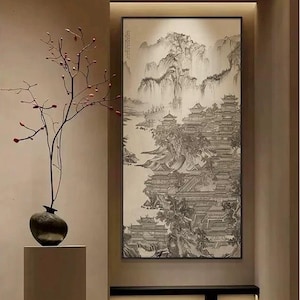 Könnte beinhalten: Vertikales Schwarz-Weiß-Landschaftsgemälde eines traditionellen asiatischen Dorfes an einem Berghang. Eine dunkle Vase mit einem Zweig roter Knospen steht auf einem weißen Sockel. Unter dem Gemälde befindet sich eine schwarze Bank.