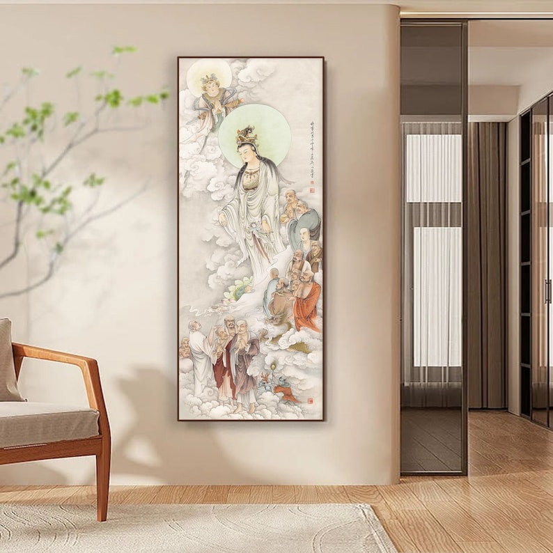 Op de afbeelding: Een traditioneel Chinees schilderij dat een vrouwelijke godheid afbeeldt die omringd is door andere figuren in een hemelse setting. Het schilderij is gemaakt in een delicate stijl met zachte kleuren en ingewikkelde details. De godheid is gekleed in vloeiende witte gewaden en heeft een serene uitdrukking. Het schilderij is ingelijst in een eenvoudig houten frame.