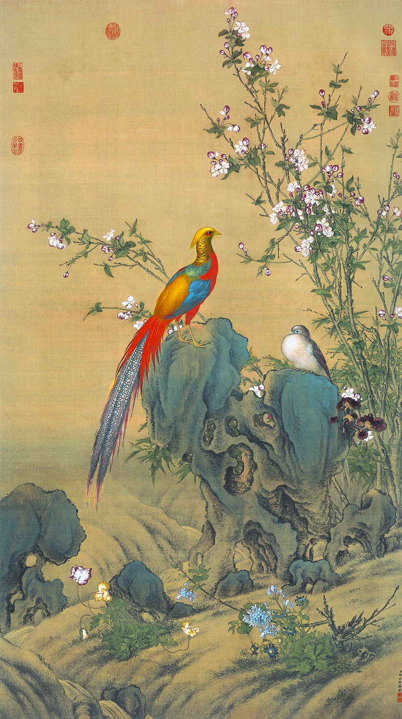 Op de afbeelding: Een schilderij van een gouden fazant die op een rots zit, met een witte vogel ernaast. De fazant heeft een lange, kleurrijke staart en wordt omringd door een bloeiende boom met witte bloemen.