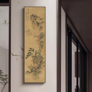 Può includere: Un dipinto verticale di un paesaggio montano in tonalità di marrone, verde e bianco. Il dipinto è incorniciato da una cornice marrone scuro. Il dipinto presenta una catena montuosa con una grande formazione rocciosa al centro. Ci sono alberi e vegetazione in primo piano e sullo sfondo. Il dipinto ha caratteri cinesi nell'angolo in alto a sinistra.