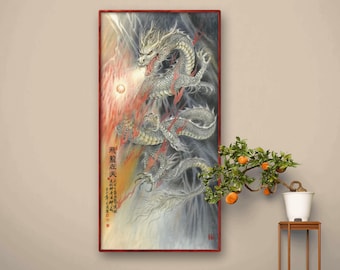 Pode incluir: Uma pintura emoldurada de um dragão cinza com detalhes vermelhos, respirando fogo contra um fundo de nuvens em espiral e um sol vermelho. A pintura está em uma moldura de madeira escura e tem caracteres chineses escritos no lado direito.