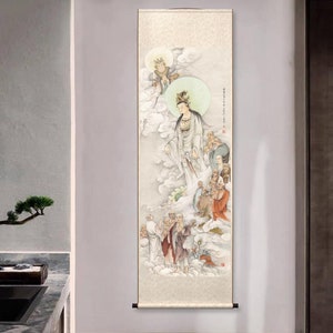 Op de afbeelding: Een traditionele Chinese rol schilderij met een vrouwelijke godheid omringd door wolken en andere figuren. De schildering is gemaakt in een delicate stijl met zachte kleuren en ingewikkelde details. De rol is gemonteerd op een houten stok en heeft een ophangkoord.