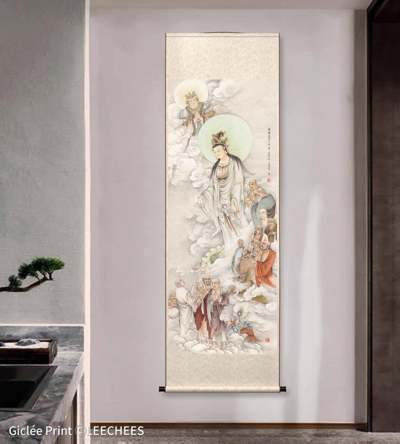 Op de afbeelding: Een traditionele Chinese rol schilderij met een vrouwelijke godheid omringd door wolken en andere figuren. De schildering is gemaakt in een delicate stijl met zachte kleuren en ingewikkelde details. De rol is gemonteerd op een houten stok en heeft een ophangkoord.