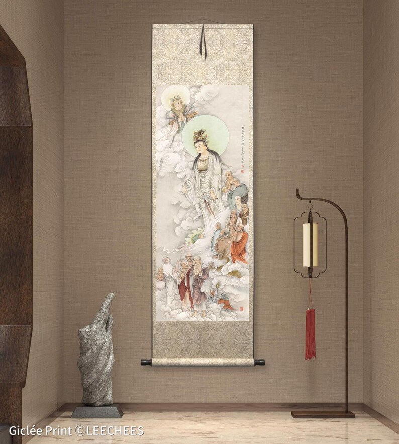 Op de afbeelding: Een traditioneel Chinees schilderij op een rol, dat een vrouwelijke godheid afbeeldt die omringd is door andere figuren in een bewolkte hemel. Het schilderij is gemonteerd op een houten frame en wordt aan een muur getoond.