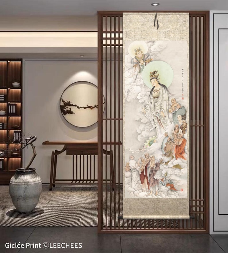 Op de afbeelding: Een traditioneel Chinees scroll-schilderij dat een vrouwelijke godheid afbeeldt die omringd is door figuren in een bewolkte hemel. Het schilderij is gemonteerd op een houten frame en klaar om opgehangen te worden.
