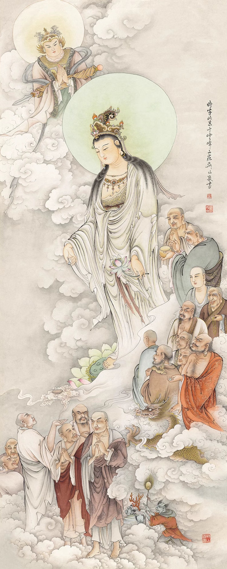 Op de afbeelding: Een traditionele Chinese schildering die een vrouwelijke godheid in witte gewaden afbeeldt die een lotusbloem vasthoudt. Ze wordt omringd door wolken en andere figuren, waaronder een draak. De schildering is gemaakt in een delicate stijl met zachte kleuren.