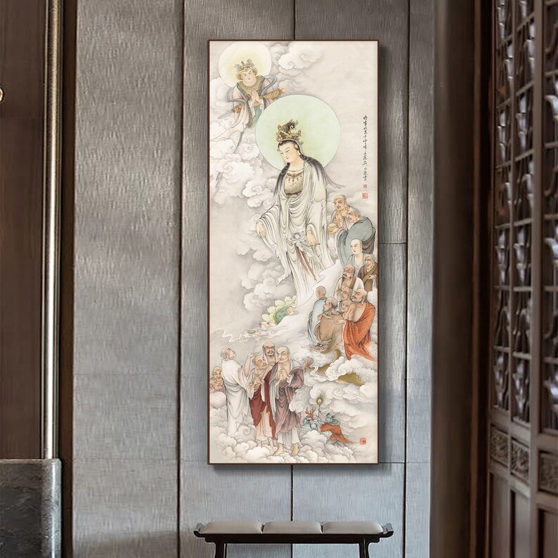 Op de afbeelding: Een traditioneel Chinees schilderij dat een vrouwelijke godheid afbeeldt die omringd is door andere figuren in een hemelse setting. Het schilderij is gemaakt in een lichte, delicate stijl met zachte kleuren en vloeiende lijnen. De godheid is gekleed in witte gewaden en heeft een zachte uitdrukking. De figuren om haar heen zijn ook gekleed in gewaden en lijken in een staat van eerbied te zijn.