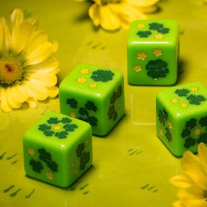 ラッキークローバーダイスセット - TTRPG とボードゲーム用の刻印入り 6 面 D6