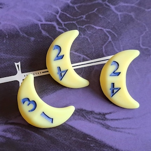 Dés en forme de lune D4, lot de trois pour jeux de rôle sur table comme Donjons et Dragons, d20