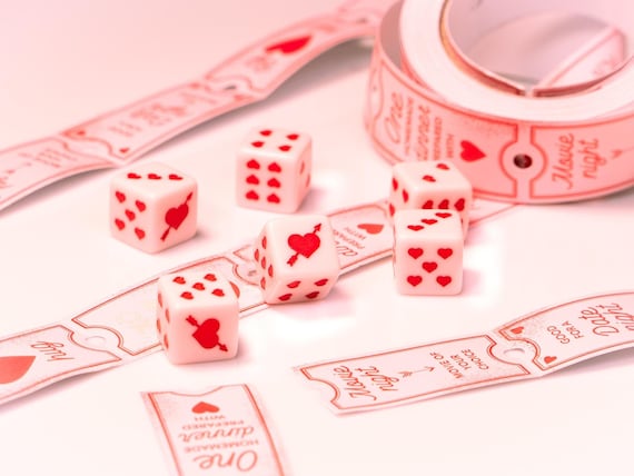 Set di dadi Sweetheart - D6 rosa con cuori incisi per giochi da tavolo e TTRPG