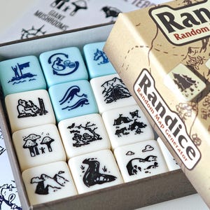Puede incluir: Un juego Randice Random Map Generator que incluye una caja de cartón marrón con la tapa entreabierta. En su interior hay fichas cuadradas blancas y azul claro con ilustraciones en tinta negra de terrenos, montañas, árboles y setas.