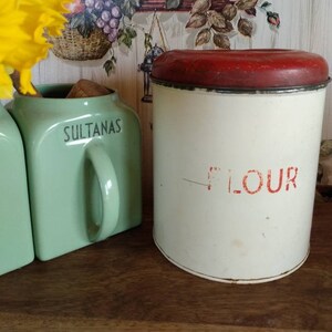 Large red and white vintage flour storage tin immagine 1