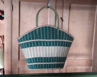 A sweet vintage peg basket/small shopping basket