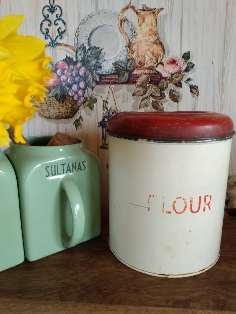 Large red and white vintage flour storage tin immagine 1