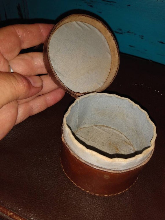 Two lovely old hide stud/cufflink boxes - image 4