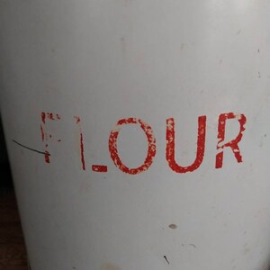 Large red and white vintage flour storage tin immagine 9