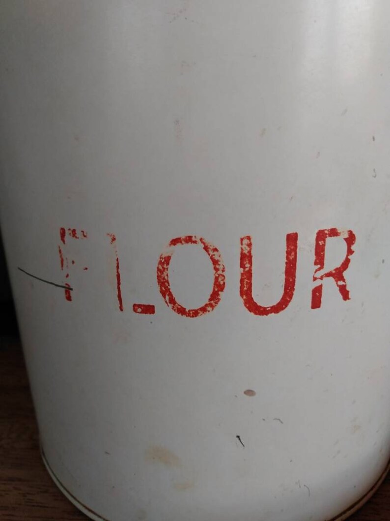 Large red and white vintage flour storage tin immagine 9