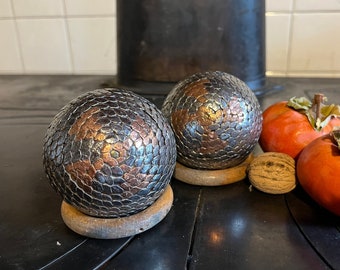 Zeldzaam tweekleurig paar Marseille petanqueballen / Anthentic Boules à écailles met koperen Tempelierskruis / antieke ballen handgemaakt in Frankrijk
